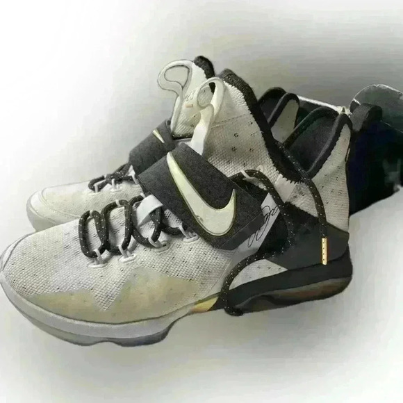 LEBRON SIZE 9.5 BHM - Picture 2 of 7